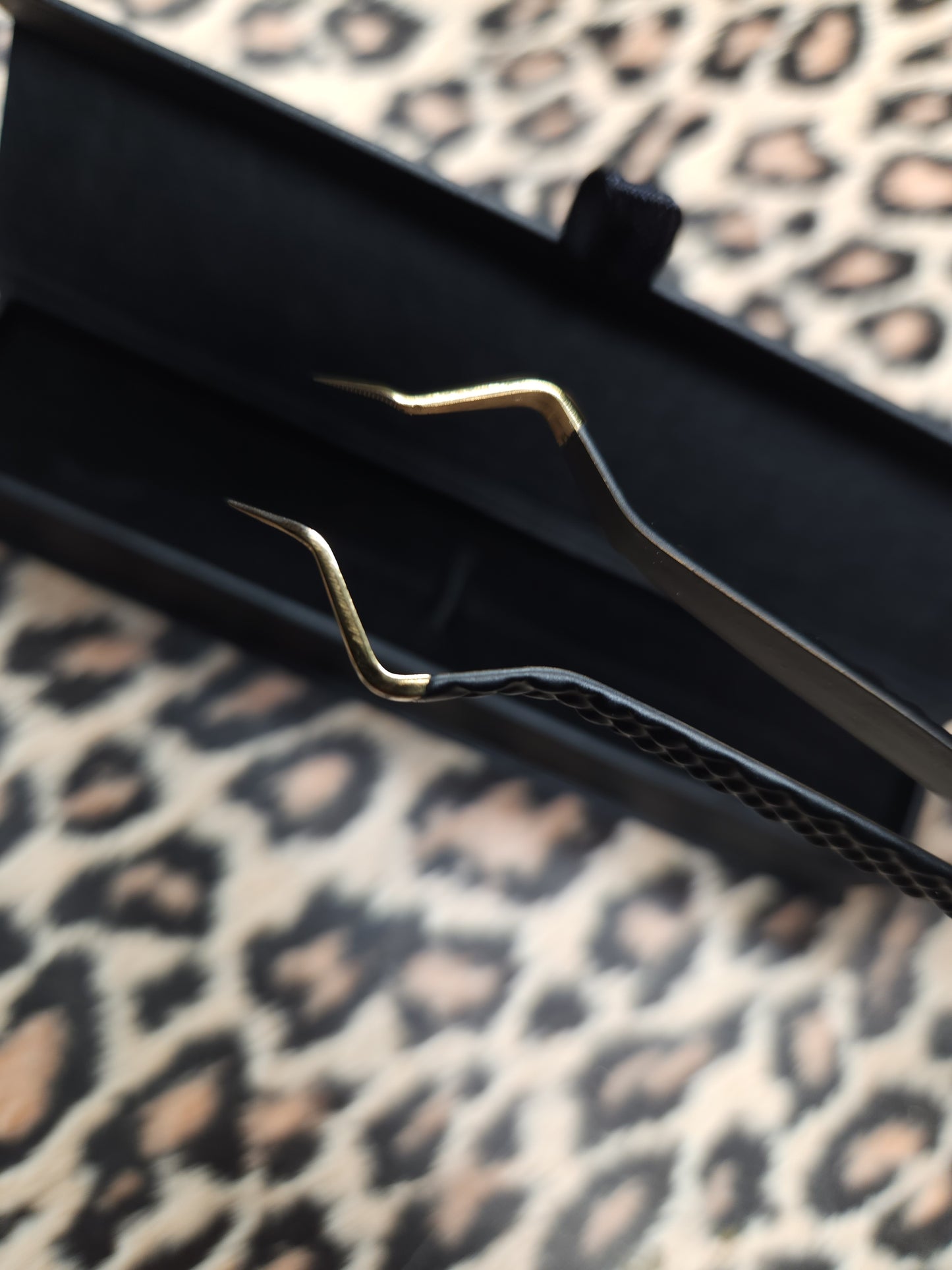 'THE DEVIL HORNS' isolation tweezer