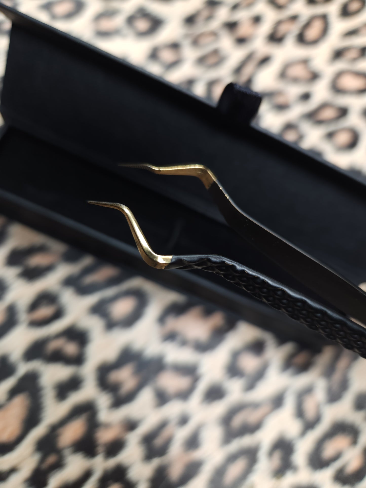 'THE DEVIL HORNS' isolation tweezer