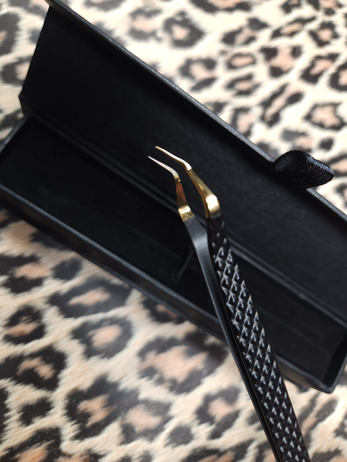 'THE DEVIL HORNS' isolation tweezer