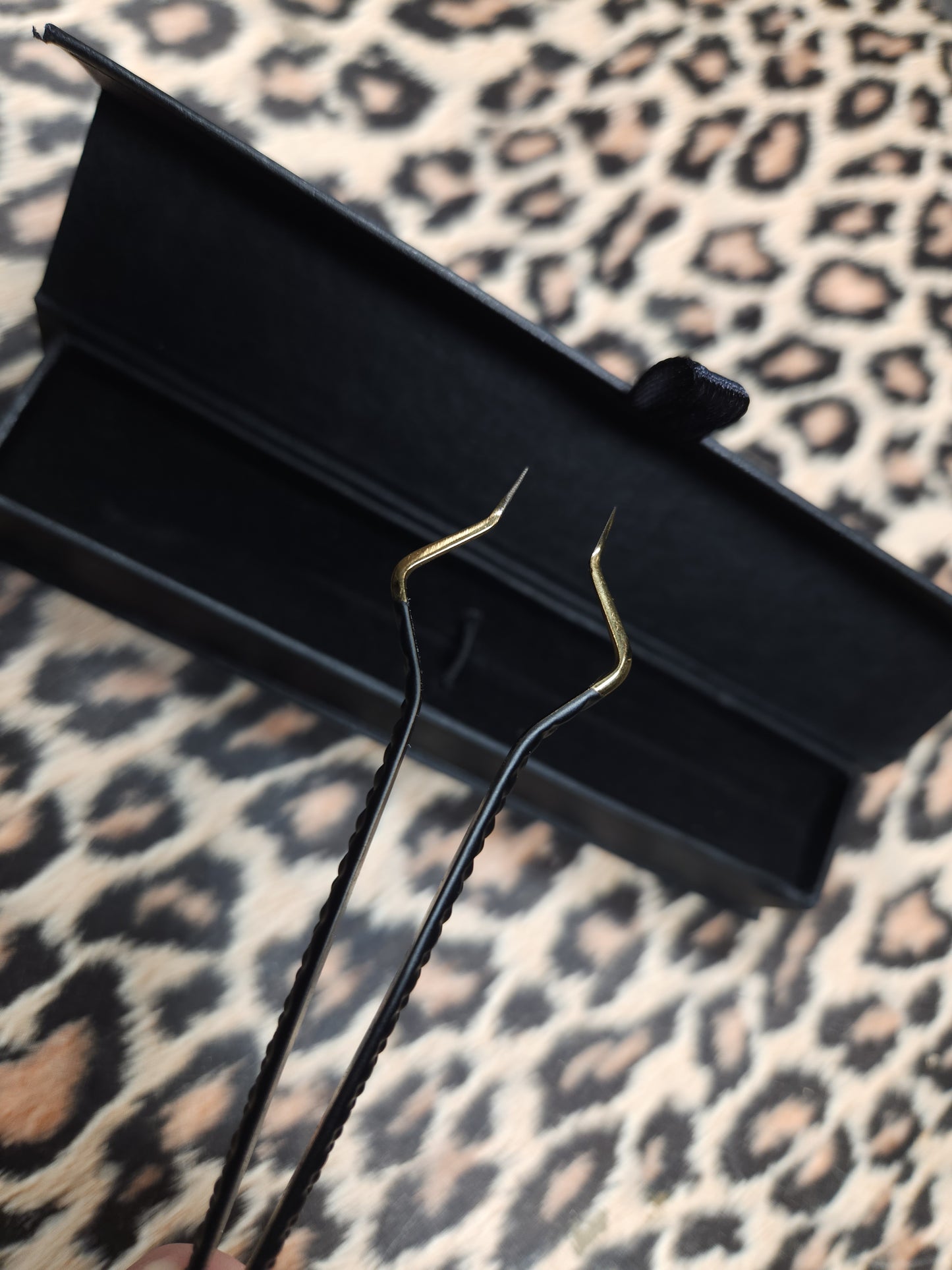 'THE DEVIL HORNS' isolation tweezer