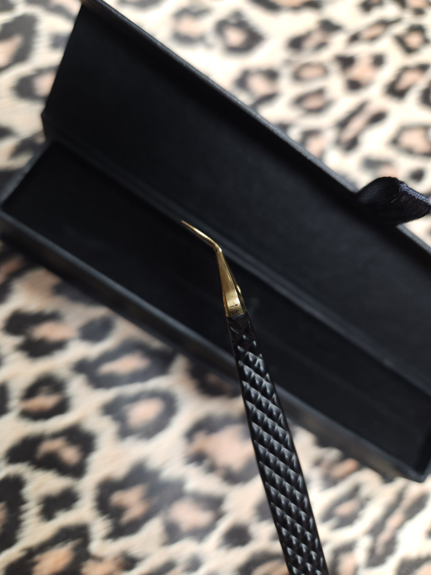 'THE DEVIL HORNS' isolation tweezer